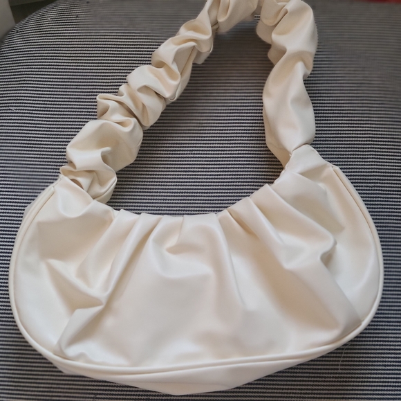 Cream colored ruched handbag - Picture 2 of 3